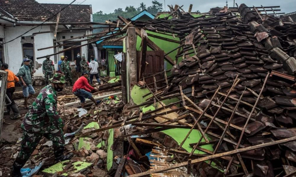 Επιχείρηση ταχείας διάσωσης στην Ινδονησία μετά τον σεισμό